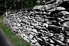 randotourisme-Faurie-les-murs-en-pierres-volcaniques